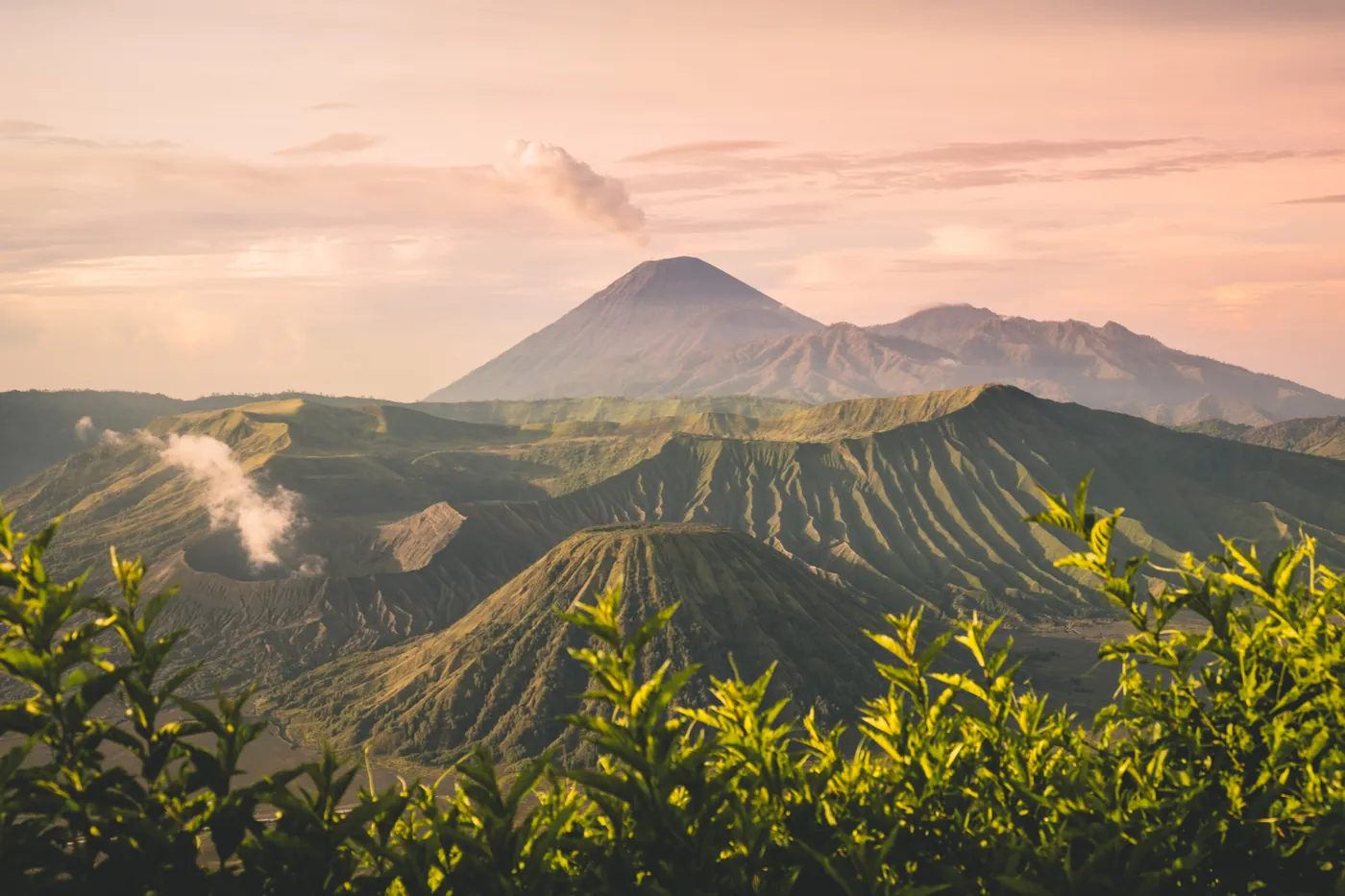 Kaldera dan savana di kawasan Gunung Bromo