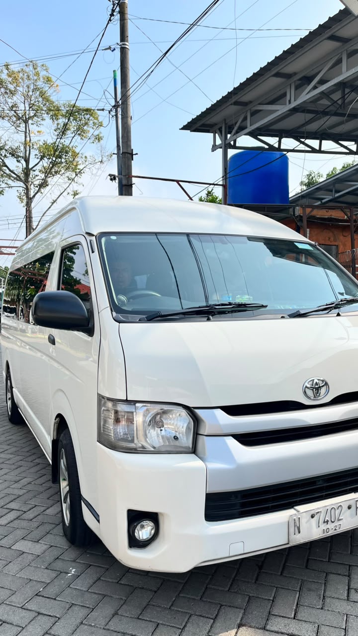 Armada shuttle Toyota Hiace Travel Pesona Widjaya untuk antar jemput Bandara Juanda dan Malang
